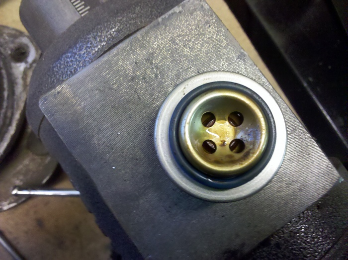 Jeep fuel pressure check valve