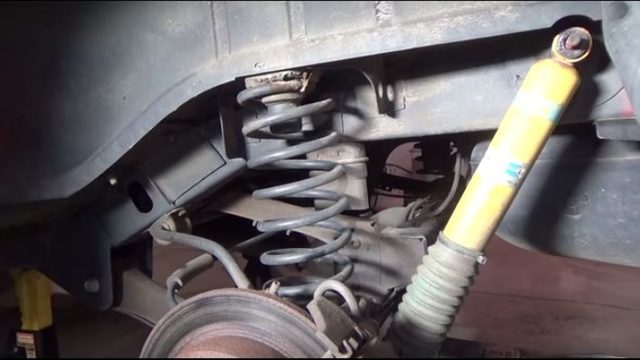 Jeep Grand Cherokee 1993-1998: How to Replace Rear Shocks