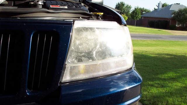Jeep Grand Cherokee 1999-2004: How to Polish Foggy Headlights