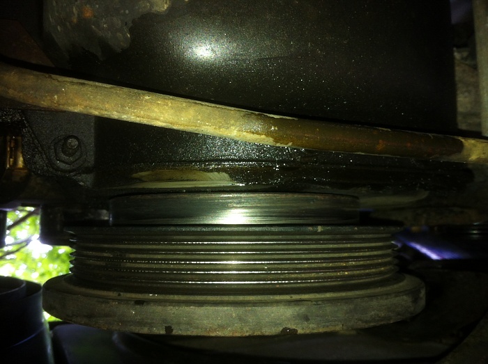 is there anything that holds the vibration damper on the crankshaft pulley?-photo.jpg