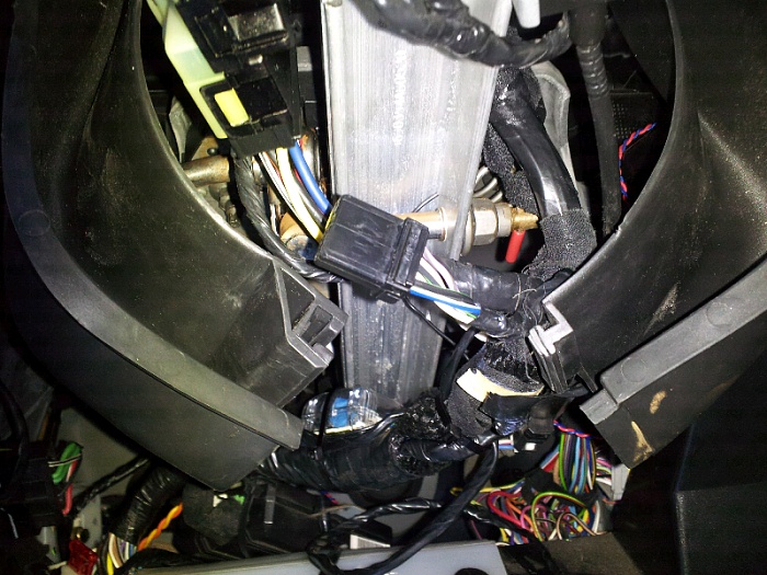 any ideas where this electrical connection plugs in????-forumrunner_20120725_161832.jpg