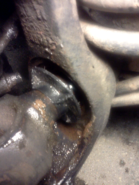 Axle seal-forumrunner_20120902_213901.jpg