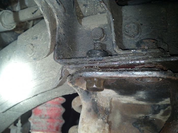 Frame side trac bar bracket removal-2012-11-30_19-54-47_479.jpg