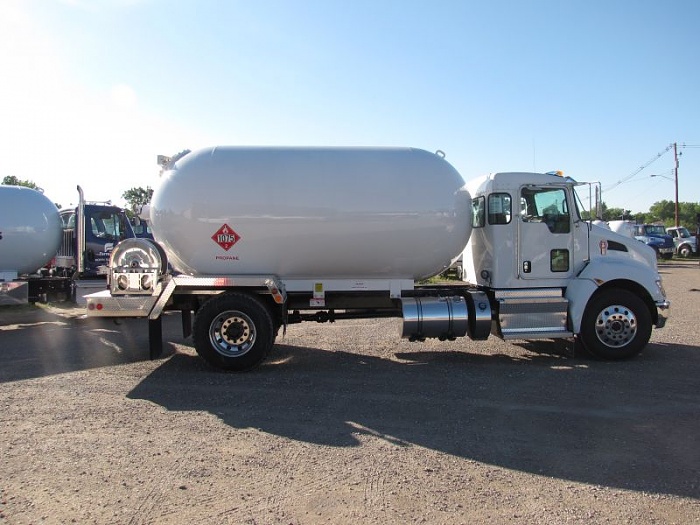 Random Tube? To front differential?-propane-truck.jpg