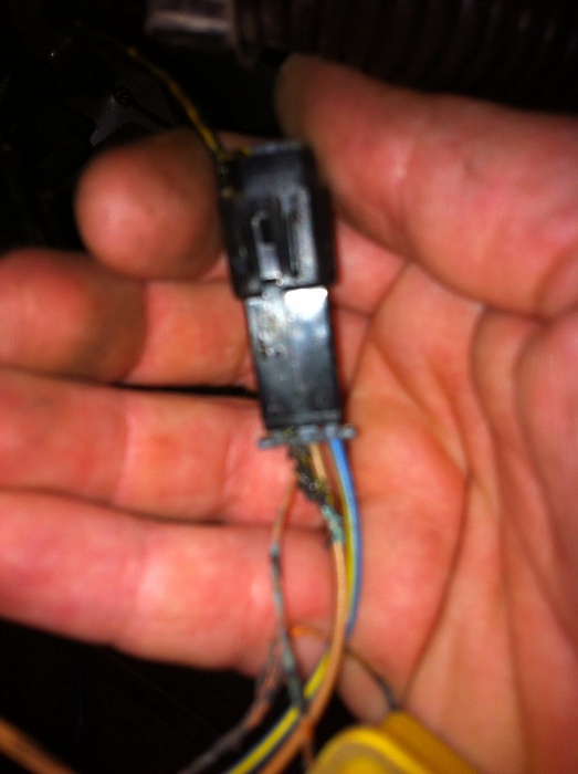 Mystery wiring connector under dr side dash with melted wire-image.jpg