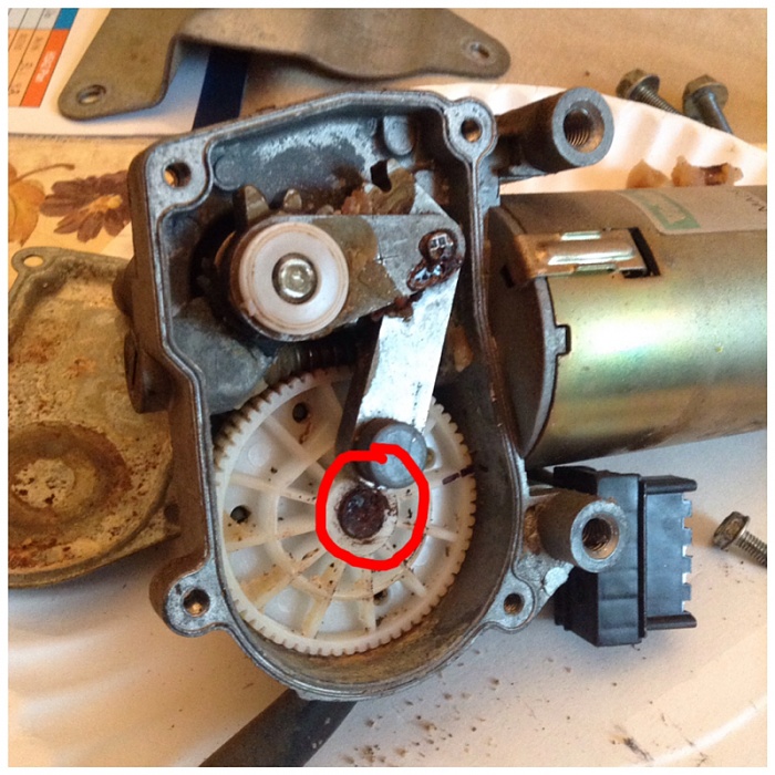 Has anyone opened the rear wiper motor with rivets not clips?-image-1546118854.jpg