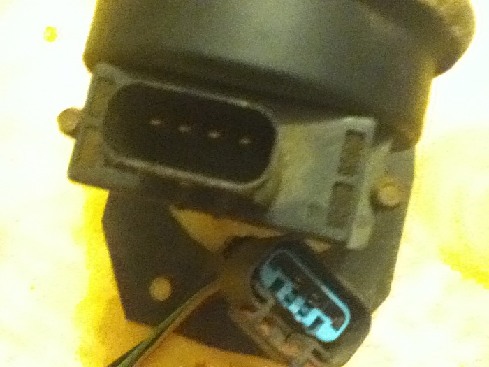 Random connector unplugged in engine bay-img_0368.jpg