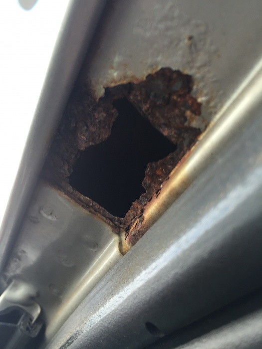 How would I get rust here? Top of Door Trim area-img_3040.jpg