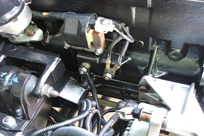 Does an ignition coil ground?-jeepcoil.jpg