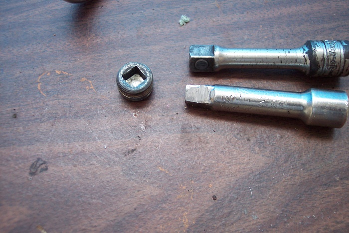 Coolant drain plug-socket.jpg