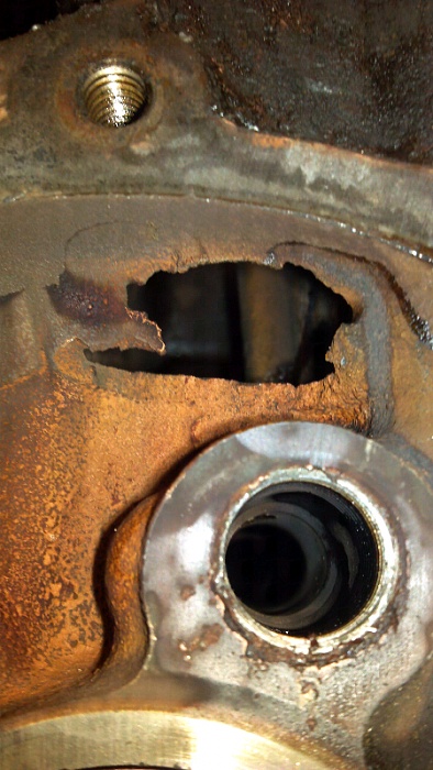 Hole in engine block behind cam sprocket-forumrunner_20111108_203244.jpg