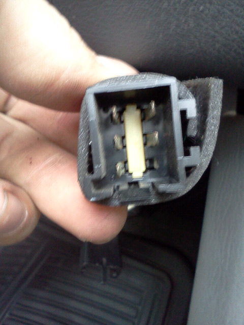 mysterious plug/clip?-forumrunner_20111114_220412.jpg