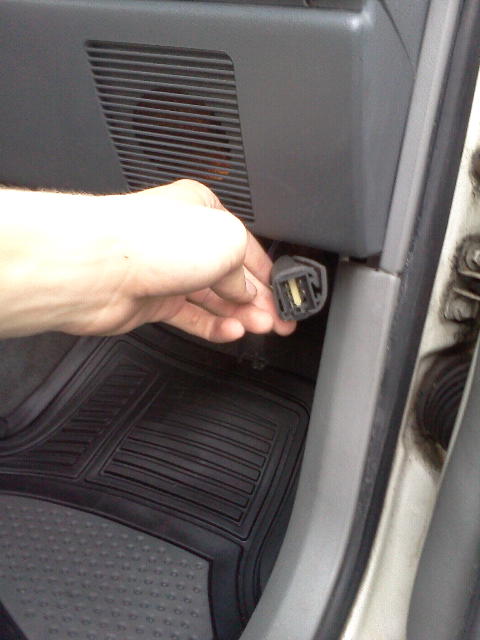 mysterious plug/clip?-forumrunner_20111114_220459.jpg