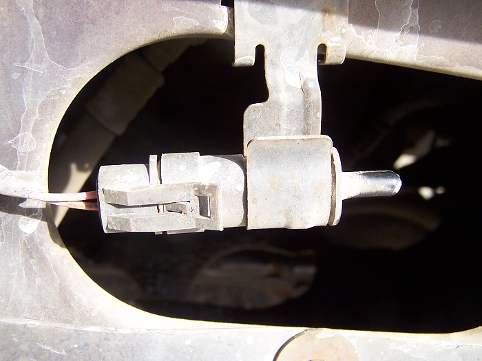 Plug behind front bumper?-101_0087.jpg