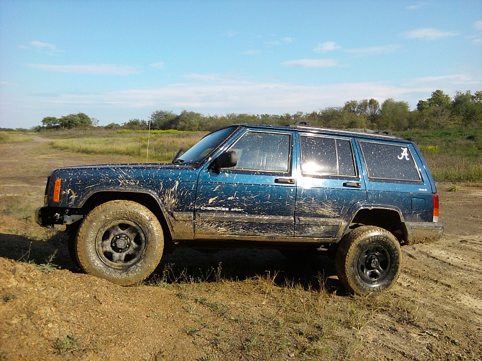 The Blue Bonnet-jeep-flex-mudding.jpg