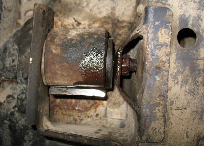 Name:  Broken leaf spring bolt.jpg
Views: 1230
Size:  148.0 KB