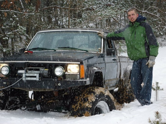 My 87 comanche 2wd.. You can guess what i'm doing :D-190463_1941516136434_1198362827_2385576_6506808_n.jpg