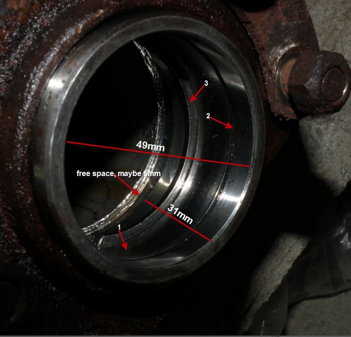 what is wrong here, rear axle bearing?-18.05.jpg