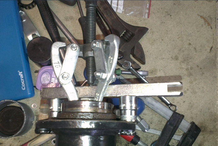 what is wrong here, rear axle bearing?-19.05.jpg