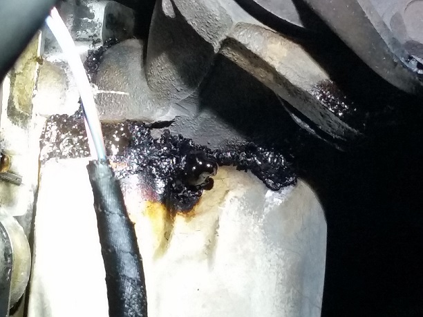 Oil leak-20141226_164234.jpg