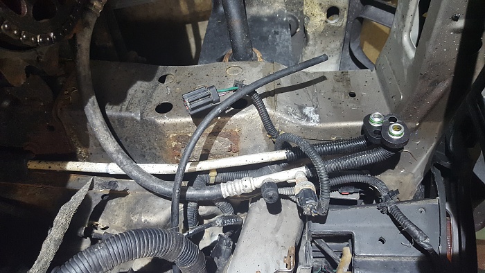 Loose small hose coming out from under battery need help-jeep-cherokee-loose-hose.jpg