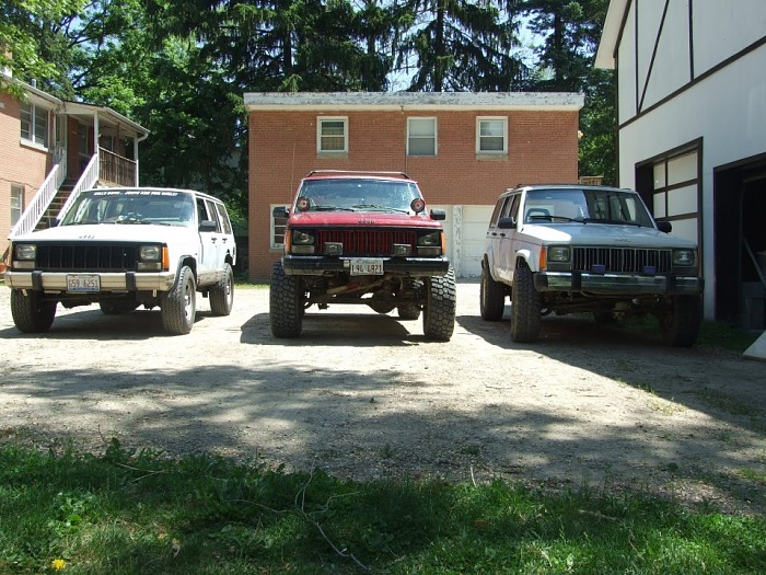 Your XJ Parked Next to a Stock Xj Picture Thread!-11767_10150908126504029_560904028_9838037_1916780466_n.jpg