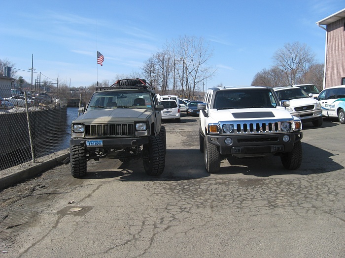 Pic of your XJ next to an H2-willie-concert-july-31-2010-039.jpg