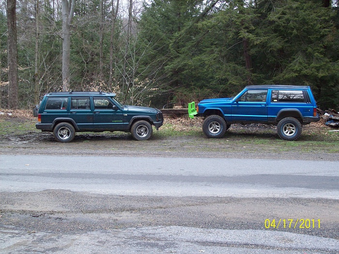 Your XJ Parked Next to a Stock Xj Picture Thread!-003.jpg