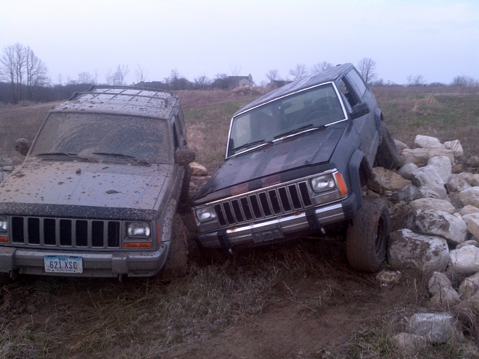 Your XJ Parked Next to a Stock Xj Picture Thread!-2011-04-25_19-30-53_894.jpg