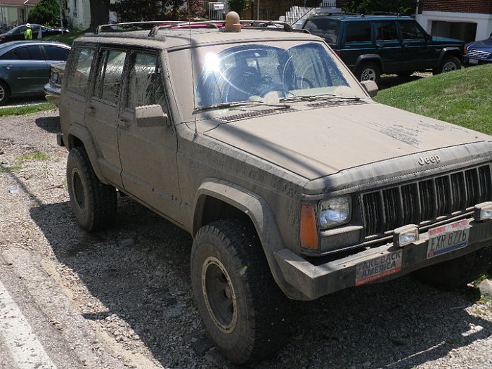 Your XJ Parked Next to a Stock Xj Picture Thread!-35244_1516815757215_1139105967_31438850_2003104_n.jpg