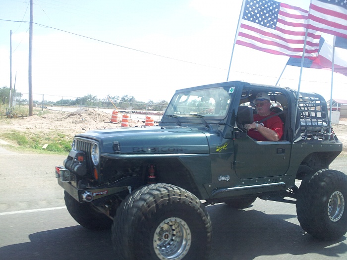 XJ with the American Flag.-forumrunner_20110703_165020.jpg