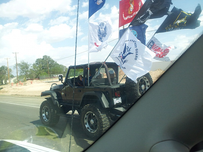 XJ with the American Flag.-forumrunner_20110703_165041.jpg