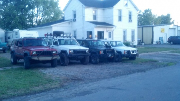 Your XJ Parked Next to a Stock Xj Picture Thread!-283388_2120668790671_1664351149_2109261_4515506_n.jpg