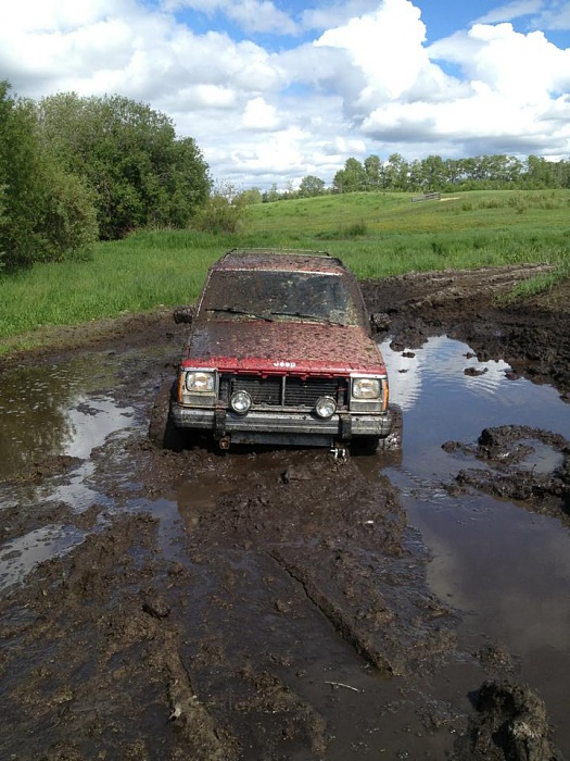 Anyone around Edmonton?-stuck-jeep.jpg