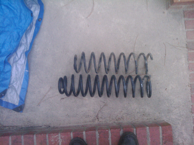look at pic and tell me what size coils they are!-forumrunner_20120526_203241.jpg