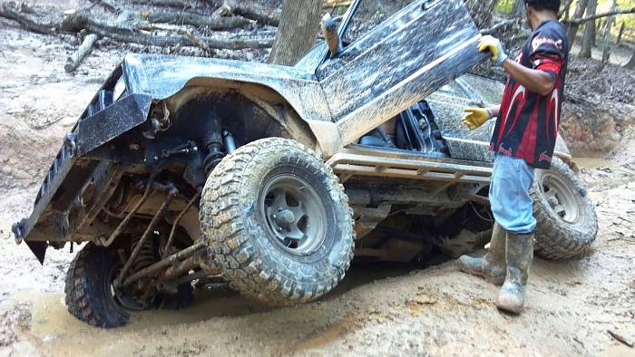 Axle dilemma-jeep-stuck.jpg