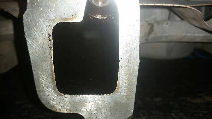 Exhaust valve seal lifting up.-20150518_213844.jpg