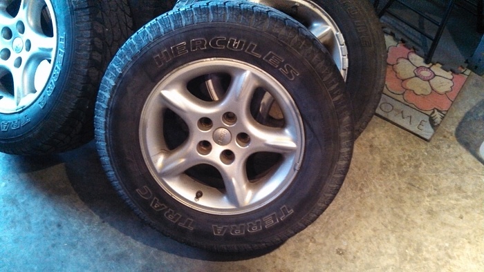 4 - 16'' Jeep wheels w/tires-img_20131010_155341_089.jpg